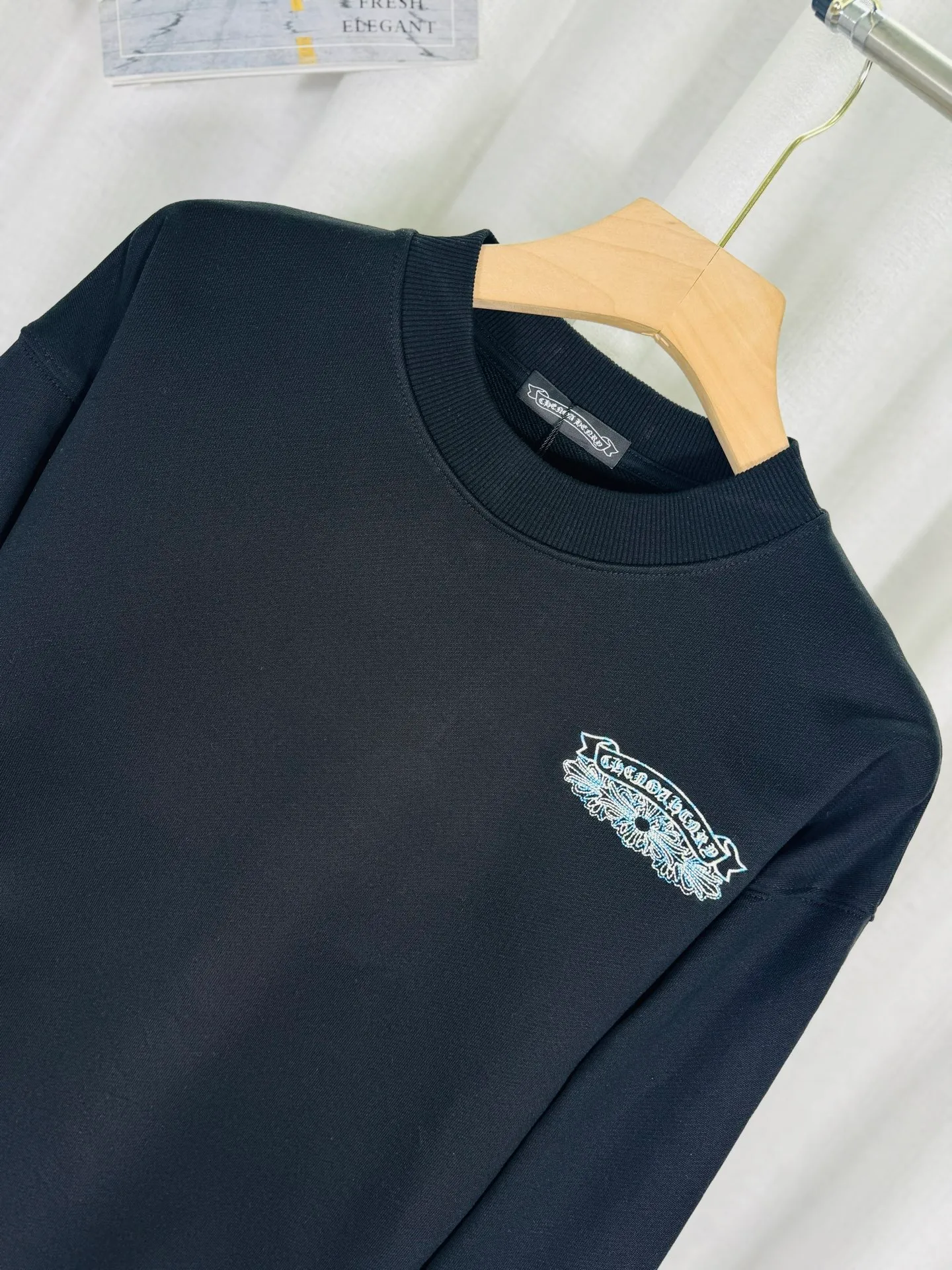 P240 top version, real shot without P, ​​different from market currency) 𝗖𝗵𝗿𝗼𝗺𝗲 𝗛𝗲𝗮𝗿𝘁𝘀/Cro Heart 2025 washed patch embroidery autumn and winter new original single counter American laser burnt 3D three-dimensional color embroidered couple casual sweatshirt 👑The highest version! Customized fabric 430g tripe terry fabric! American acid-washed and distressed original fabric laser burnt ✟appliqué embroidery and exquisite embroidery of letters! The best-selling model in the counter, very comfortable to wear. Accessories: original molded and authenticated collar label➕100% silk wash label. Genuine purchase-grade original hangtag➕matching hanging rope➕3D hanging beads➕original packaging bag. Craftsmanship: The original version has consistent wiring! The highest version of the armhole matching technique! Color: Gray Black Size: S M L XL Style No.: 9302